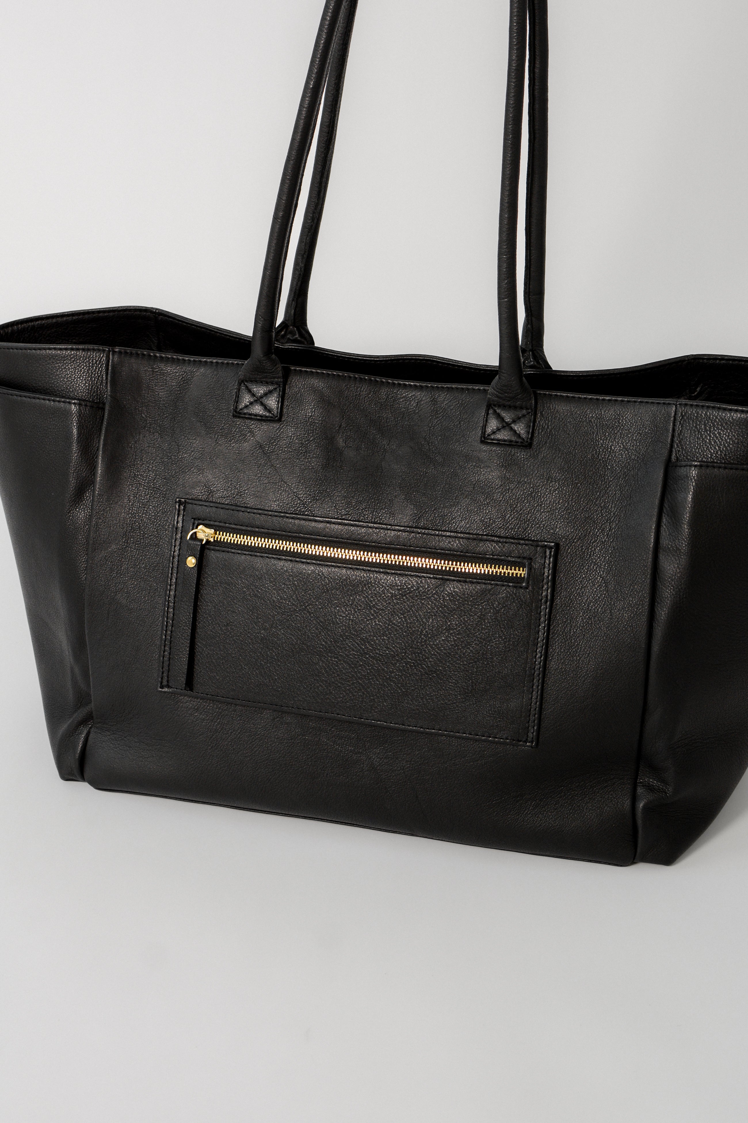 The ideal Weekender Tote with all the compartments a person could dream of, perfect for weekend getaways or slip in on your luggage handle for longer trips. 